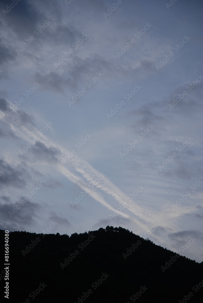 SCIE DI CONDENSAZIONE RILASCIATE DAGLI AEREI DI LINEA DURANTE IL VOLO,GIFFONI VALLE PIANA,SUD ITALIA,15 MAGGIO 2024. SCIE DI CONDENSAZIONE RILASCIATE DAGLI AEREI DI LINEA DURANTE IL VOLO,GIFFONI VALLE PIANA,SUD ITALIA,15 MAGGIO 2024.