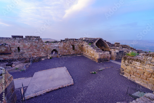 Obraz na płótnie Sunset view of the ruins of the crusader Belvoir Fortress w salonie