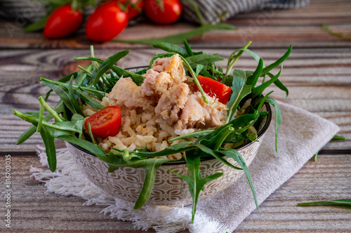 Appetizer with rocket, tuna and red cherry tomatoes