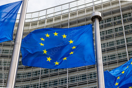 Europafahne vor dem Gebäude des Europäischen Kommission in Brüssel vor der Europawahl am 06. bis 09. Juni 2024. Auch die Europäische Kommission wird nach der Europawahl ernannt. photo