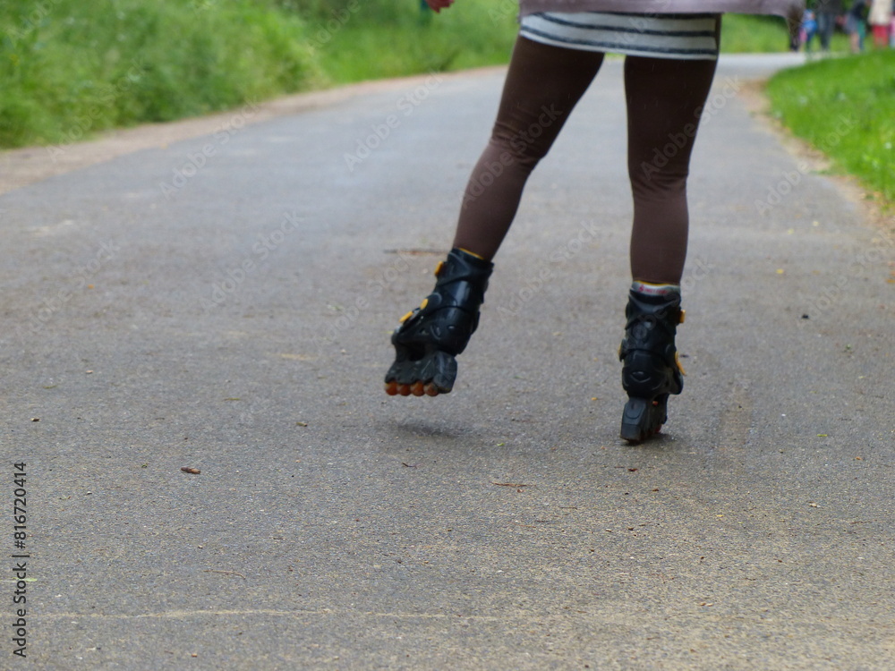 Jeune fille qui fait du roller Jeune fille qui fait du roller