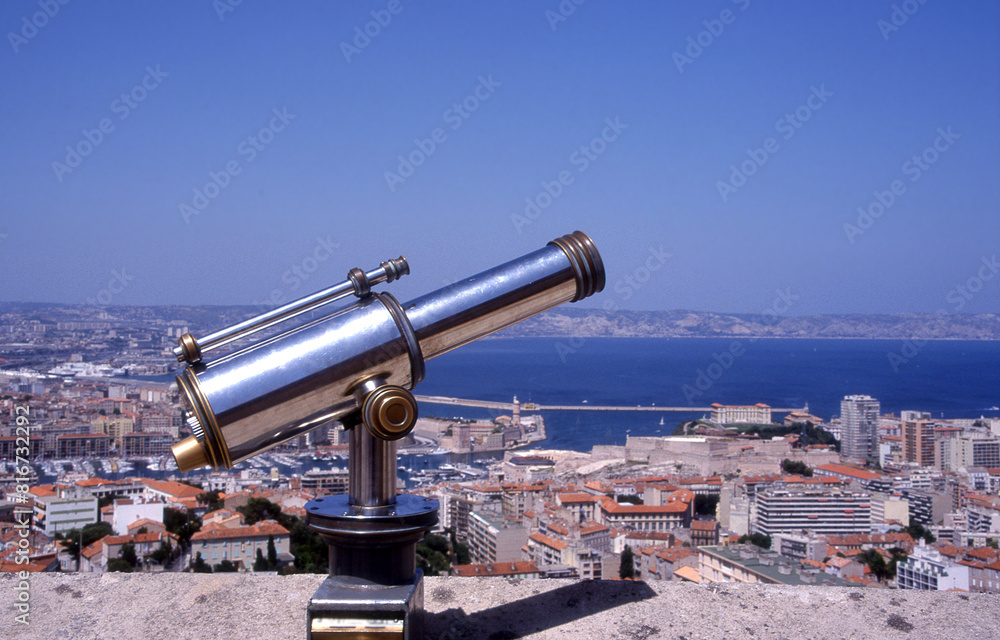 Gute Fernsicht von der Basilika Notre-Dame de la Garde über Marseille, Südfrankreich Gute Fernsicht von der Basilika Notre-Dame de la Garde über Marseille, Südfrankreich