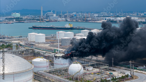 Billede på lærred Huge fire exploding at a chemical storage tank in Oil Refinery Plant