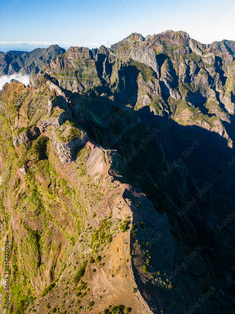 Obraz premium Do Arieiro, Madeira, Portugal. Sunset over the clouds, high mountains, walking over the clouds