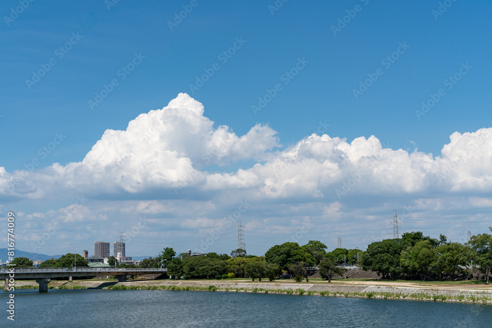 Fototapeta premium 夏の青空と白い雲