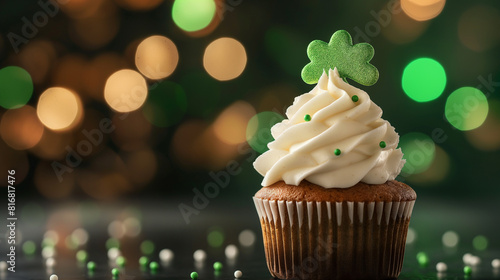 Cupcake do Dia de São Patrício com chantilly decorado com trevo na mesa com fundo bokeh