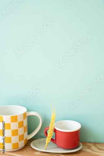 Obraz na płótnie Empty mug cups on wooden shelf. mint wall background w salonie