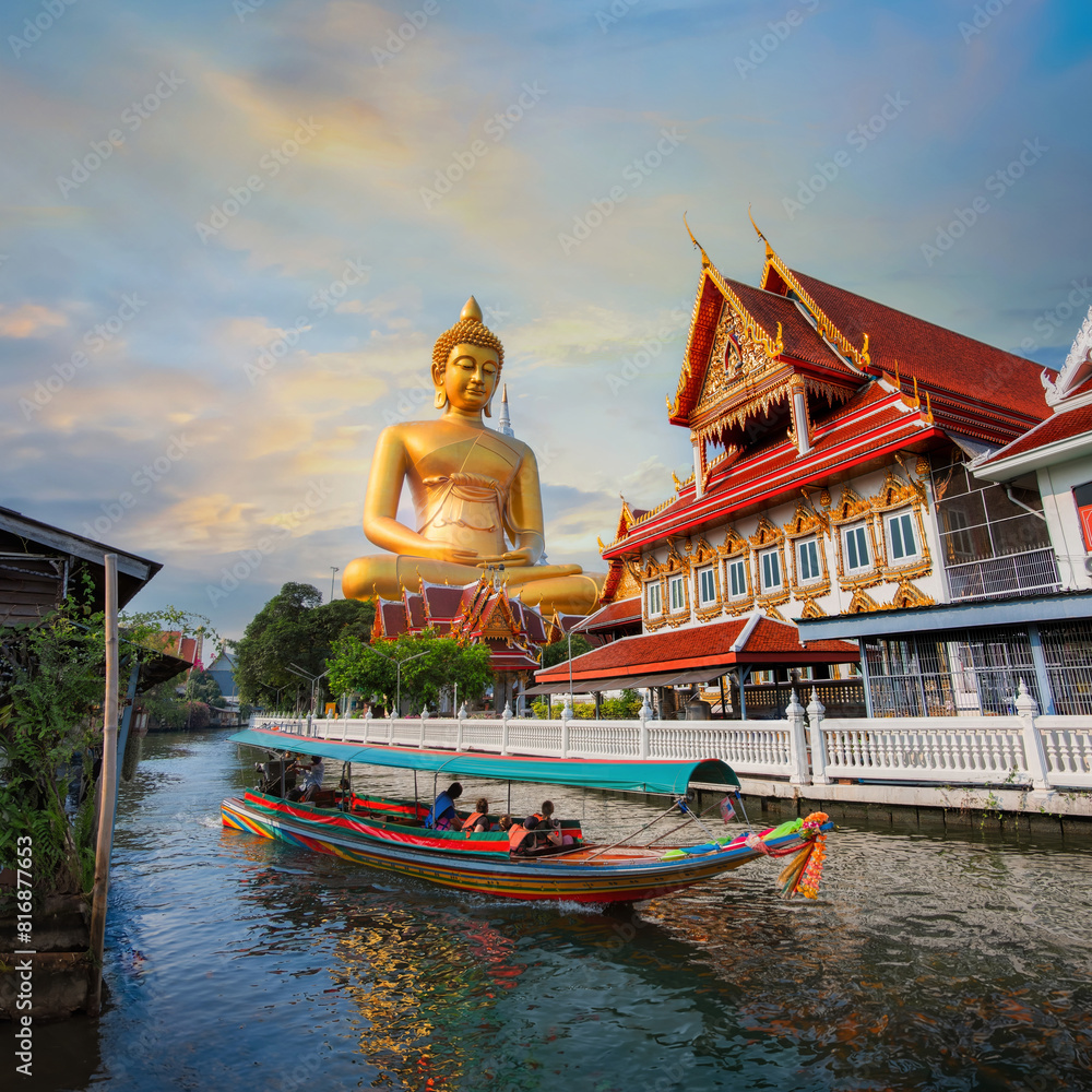 Obraz premium The Big Seated Buddha Statue (Buddha Dhammakaya Dhepmongkol) at Wat Paknam Phasi Charoen (temple) in Bangkok, Thailand