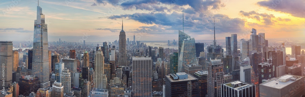 Obraz premium big skyline New York City panorama after sunset at night.