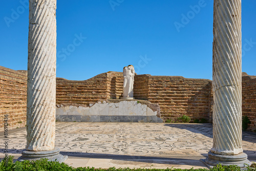 Cuadro en lienzo Skulptur in Ostia Antica zwischen 2 Säulen