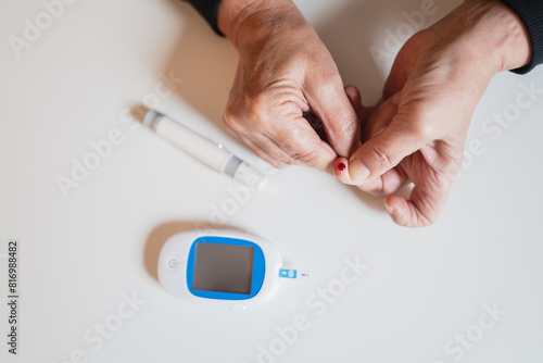 Blood glucose testing for diabetes management at home