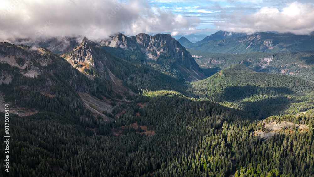 Obraz premium Drone view of lake and mountains in Washington