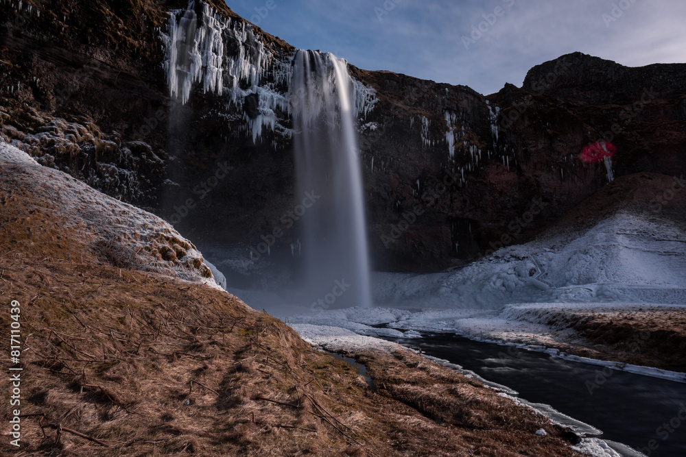 Obraz premium Snowy waterfall with ice