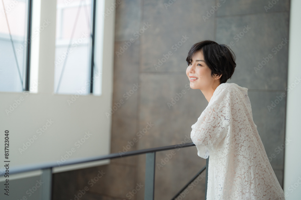 Fototapeta premium 笑顔のシュートヘアの女性