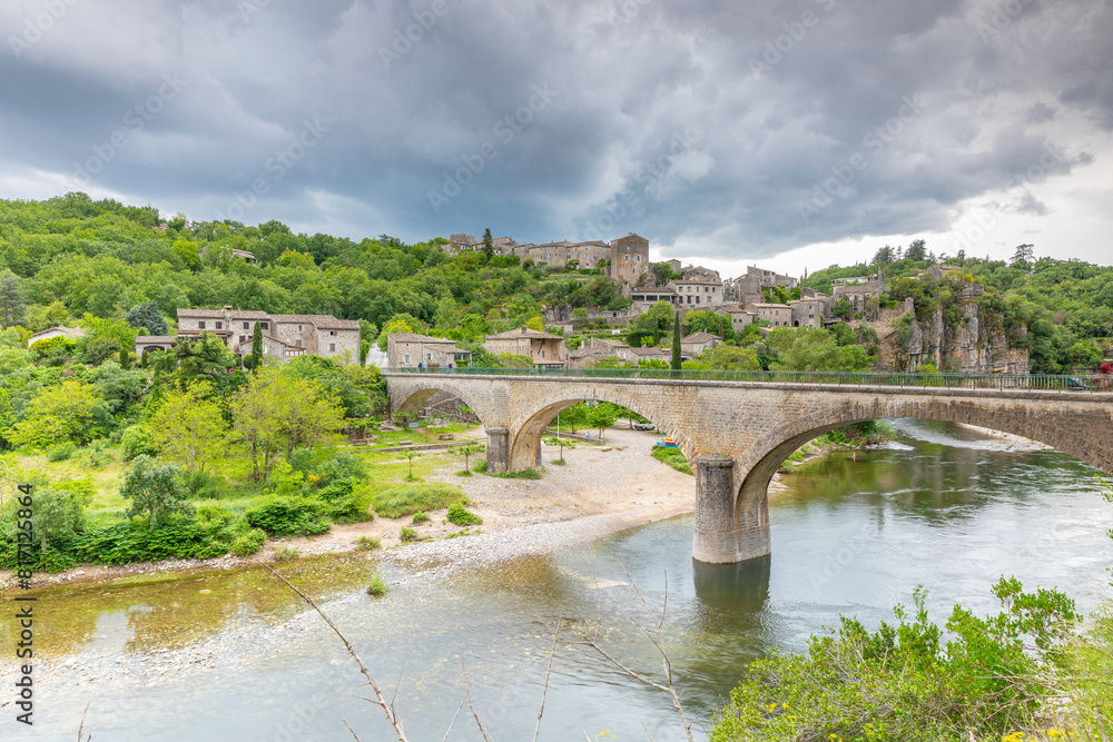 Le village de Balazuc sous un orage en France 