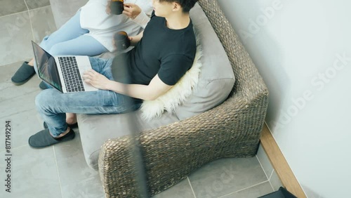 リビングのソファでくつろぐカップル　ハイアングル photo