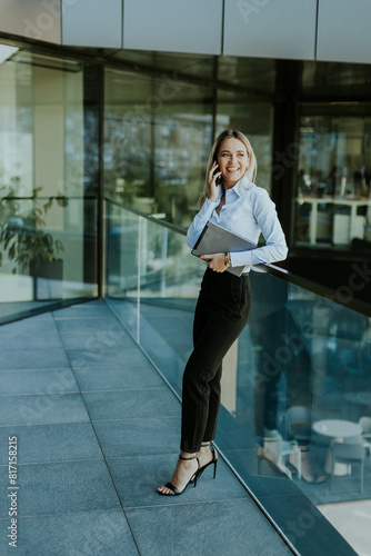 Confident businesswoman cha...