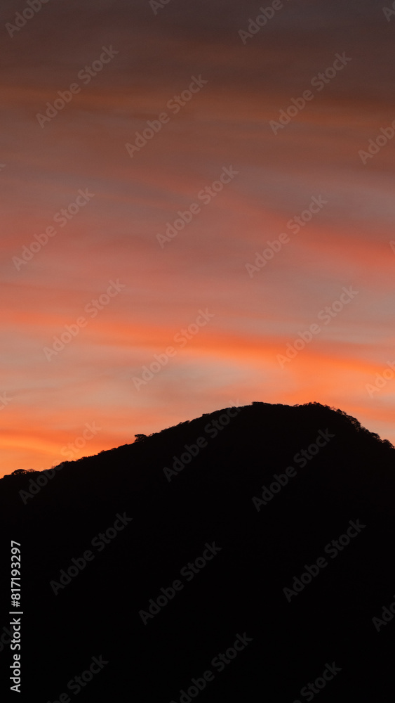 Pôr do Sol Céu Colorido Vermelho Laranja Lagoa da Conceição Floripa Florianópolis Paisagem Natural Reflexo Água Beleza Tranquilidade Natureza Final de Tarde Cenário Deslumbrante Floripa Brilho Pôr do Sol Céu Colorido Vermelho Laranja Lagoa da Conceição Floripa Florianópolis Paisagem Natural Reflexo Água Beleza Tranquilidade Natureza Final de Tarde Cenário Deslumbrante Floripa Brilho