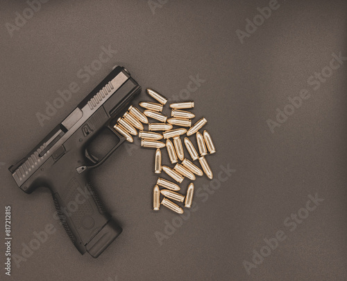 Pistolet i amunicja na czarnym tle