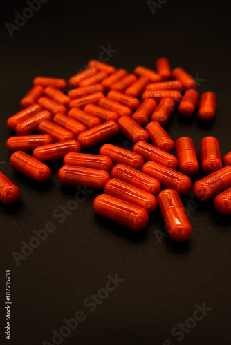 Czerwone tabletki na czarnym tle photo