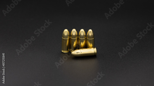 Amunicja 9mm na parabellum na czarnym tle