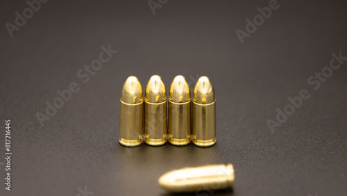 Amunicja 9mm na parabellum na czarnym tle