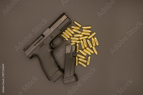 Pistolet i amunicja na czarnym tle