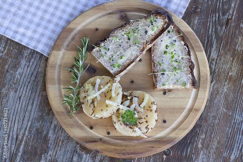 Bild auf Leinwand Handkäse mit Musik und Brot