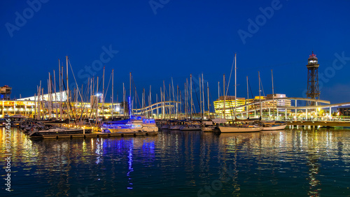 Canvas Print Nachtaufnahme des Alten Hafens mit Booten in Barcelona, Spanien