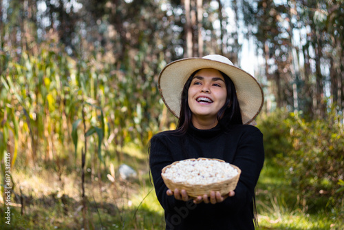 La cosecha del esfuerzo,una campesina bonita orgullosa muestra el fruto de su trabajo en la tierra, sosteniendo en su mano una canasta rebosante de maíz,estilo de vida,quechua, photo