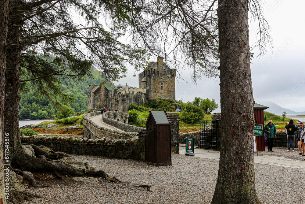 Fototapeta premium Eilean donan castle in the scottish highlands