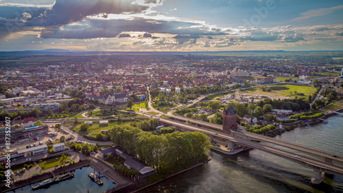 Foto Luftaufnahme der Stadt Worms mit Rhein, Niebelungenbrücke und Dom bei Sonnensche