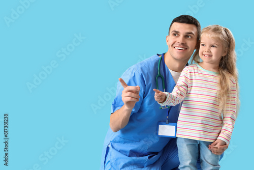 Male pediatrician and littl...
