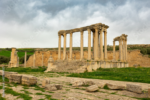 Tableau sur toile View of historical Temple of Juno Caelestis with columns and ruined stone walls