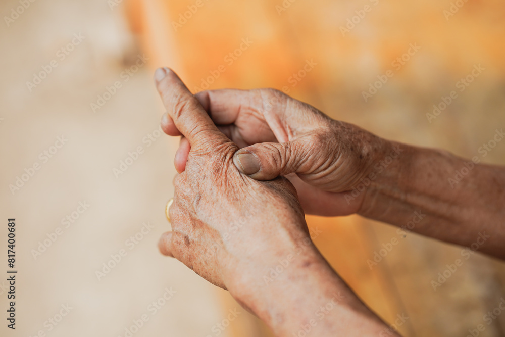 Fototapeta premium Close up of old woman hands with Arthritis