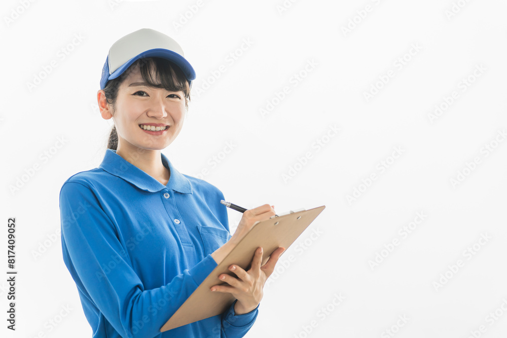チェックリスト・配送表・伝票・書類をチェック・記入する配送業の女性
