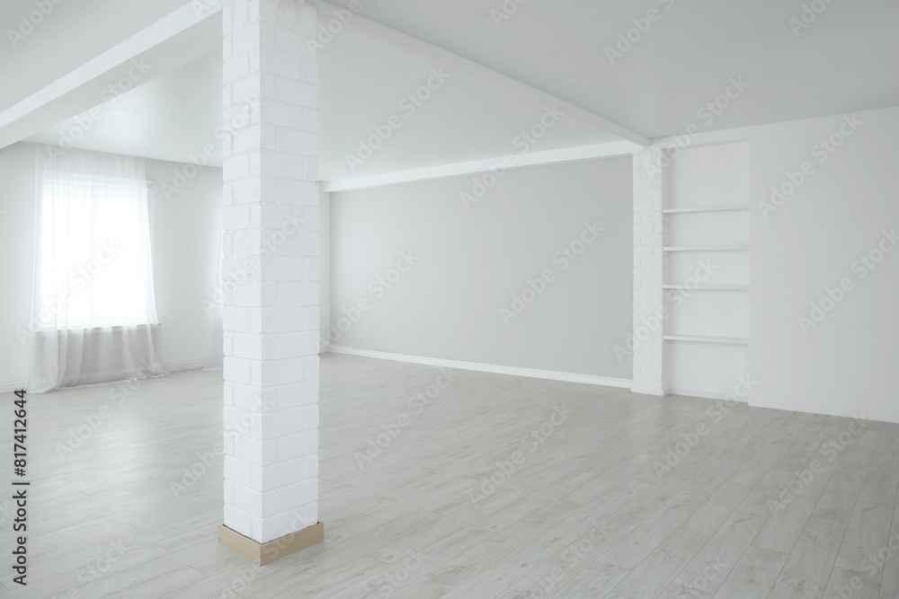 Obraz premium Empty room with large window and laminated floor