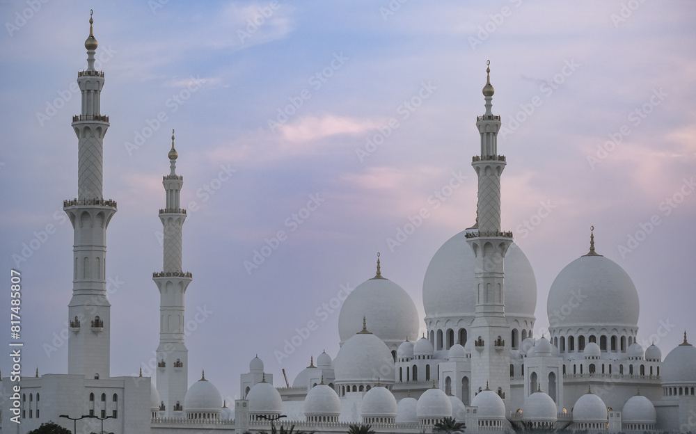 Fototapeta premium Sheikh Zayed Grand Mosque in Abu Dhabi panoramic view. Great and wonderful white mosque of Sheikh Zayed