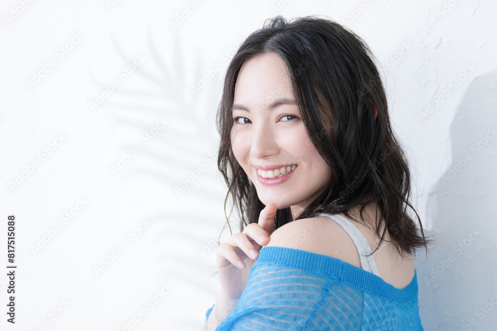 夏の爽やかな美容やビューティーなどに カメラ目線のクローズアップ 夏の爽やかな美容やビューティーなどに カメラ目線のクローズアップ