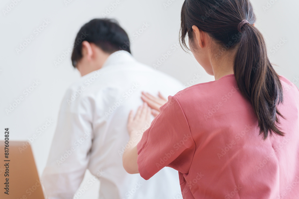 病院を受診する男性患者 病院を受診する男性患者