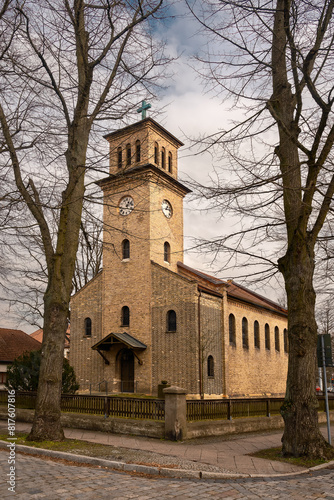 Westturm der denkmalgeschützten evangelischen "Martin-Luther-Kirche" in Hennigsdorf bei Berlin im Winter