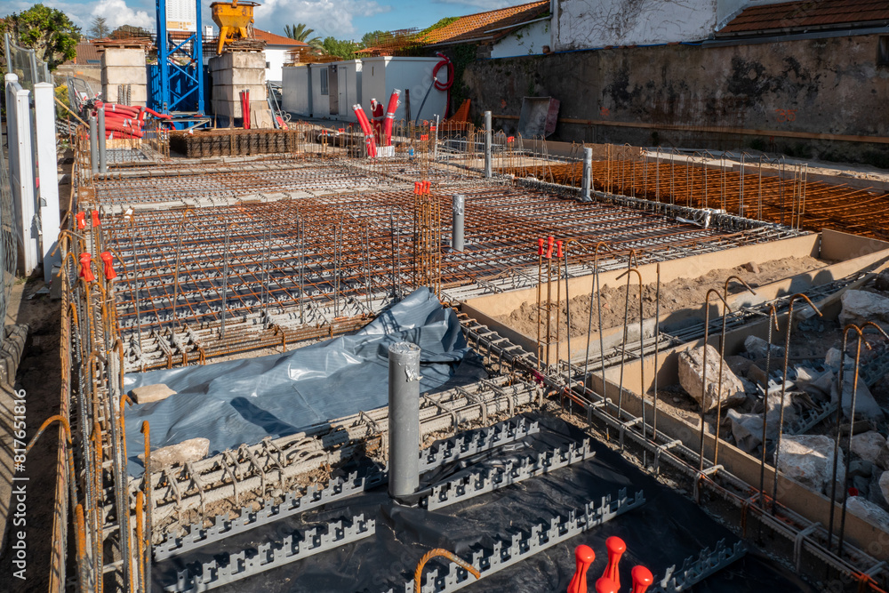 Construção com segurança: Alicerces de edifício em concreto e Aço