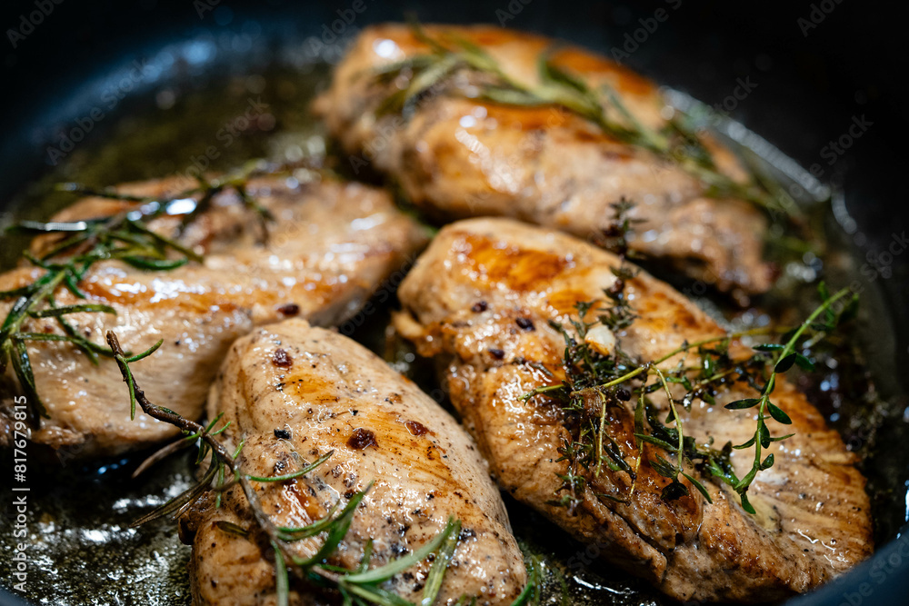 Gebratenes Hähnchenbrustfilet mit Kräutern und Gewürzen Gebratenes Hähnchenbrustfilet mit Kräutern und Gewürzen
