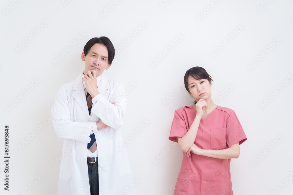 考える医者と看護士 考える医者と看護士