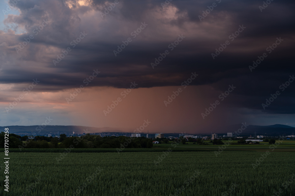 Obraz premium Gewitterwolke mit wolkenbruchartigem Regen über Wiesbaden und Mainz, Mai 2024