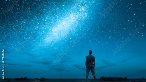 Foto Person Stargazing Under a Starry Night Sky with the Milky Way