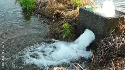 「水」水田のポンプから流れる水・流れ。5月の田んぼに水が入ります(埼玉県春日部市)