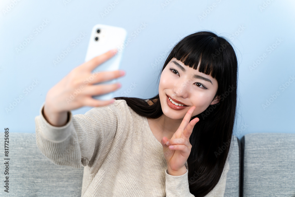 自宅で自撮りする若い女性 自宅で自撮りする若い女性