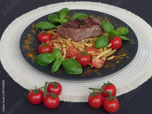 Steak mit Spätzle, Tomaten und Basilikum