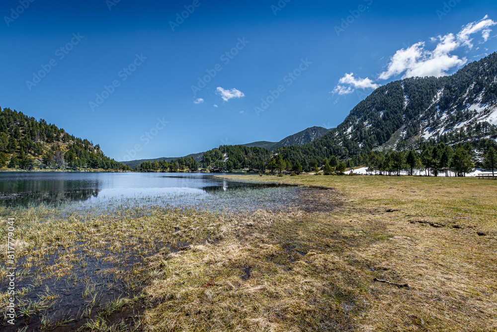 Etang de Laurenti au printemps avec de la neige - Lac des Pyrénées - Ariège - France Etang de Laurenti au printemps avec de la neige - Lac des Pyrénées - Ariège - France
